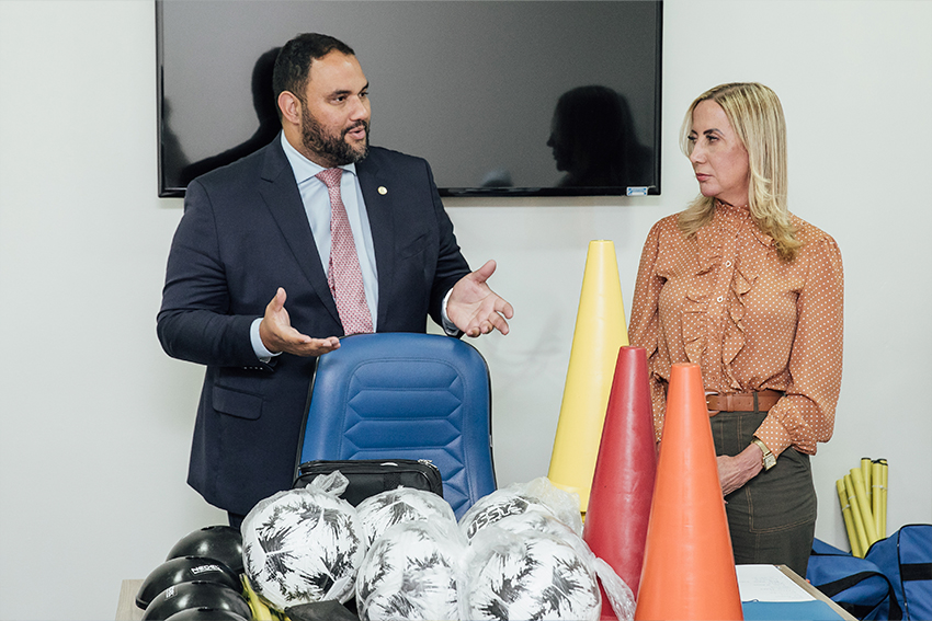 THIAGO ENTREGA KITS ESCOLINHAS