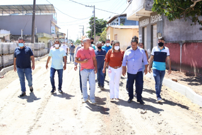 Prefeita acompanha andamento da pavimentação da Rua Maximiliano de Andrade, em Gargaú