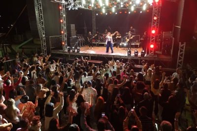 “Deus é Show” reúne centenas de fiéis em noite de louvor, adoração e alegria