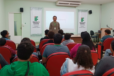 Alunos da E.M. Décio Machado participam de visita técnica ao IFF Guarus