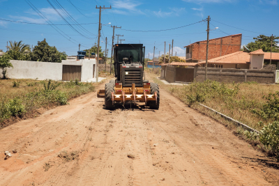Prefeitura realiza serviço de patrolamento nas ruas da localidade de Buena