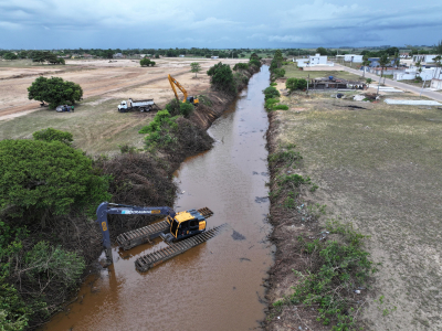 Limpa Rio avança na limpeza do canal do Rio Guaxindiba