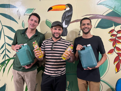 Projeto Óleo Legal: comerciante entrega 35 litros de óleo de cozinha usado