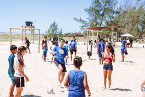 Diversão e aprendizado: Mauro Galvão, Odvan e Benjamin comandam clínica de futebol em Santa Clara