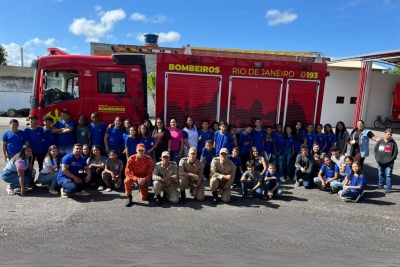 Alunos de Escolas em Tempo Integral visitam Corpo de Bombeiros de SFI