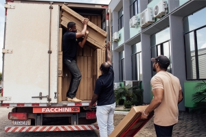 Prefeitura recebe doação de mesas para computadores