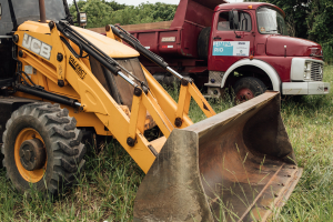 Prefeitura realiza limpeza em canal no Centro de SFI