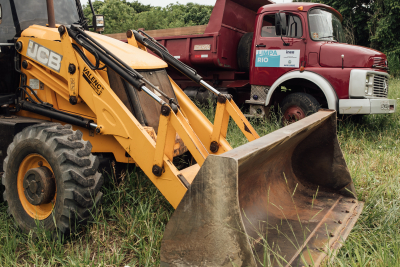 Prefeitura realiza limpeza em canal no Centro de SFI