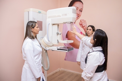 Técnicas de radiologia recebem treinamento para realizar mamografias