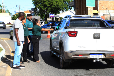 Prefeitura realiza panfletagem de conscientização ambiental no portal de chegada da cidade