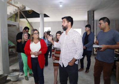Prefeita visita obras de ampliação do Hospital Municipal Manoel Carola