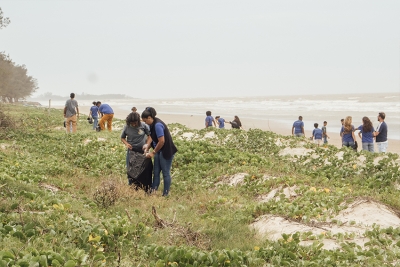 Ação ambiental: Alunos retiram mais de 300 kg de lixo da praia de Guaxindiba