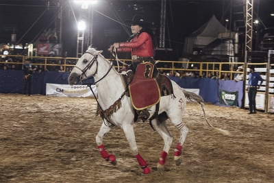 Rainha da pista: Madrinheira de rodeio chama atenção pela coragem na 40ª ExpoAgro