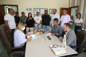 Prefeita assina termo de cooperação técnica com IFF para análise da produção leiteira