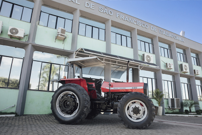 Mais um trator sendo entregue pela prefeitura de São Francisco