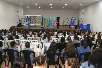 Mais de mil alunos assistem espetáculo sobre preservação ambiental