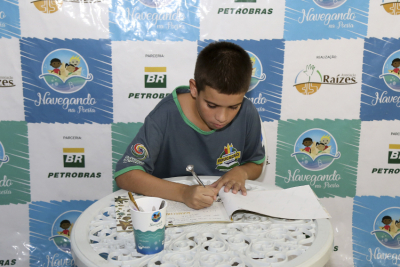 Parceria entre Prefeitura e “Navegando na Poesia” lança livro de alunos da rede municipal