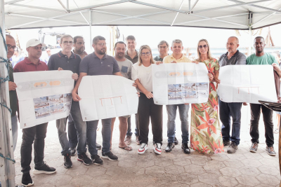 Prefeita participa de início de obras de pavimentação e praça em Guaxindiba