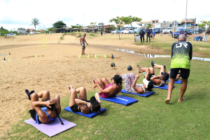 Moradores e turistas participam de atividades esportivas em Gargaú