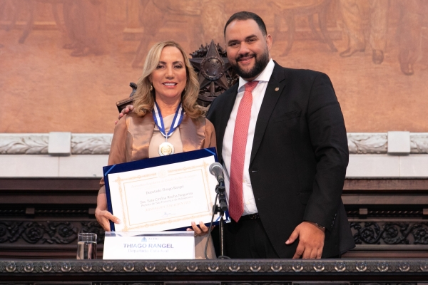 Maior honraria do Estado é entregue à prefeita Yara Cinthia