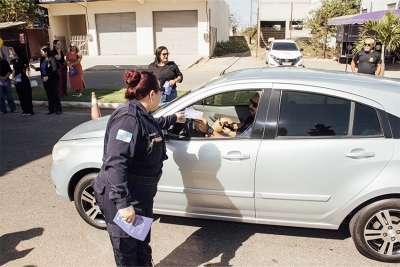 Ronda Maria da Penha realiza panfletagem sobre o “Agosto Lilás”