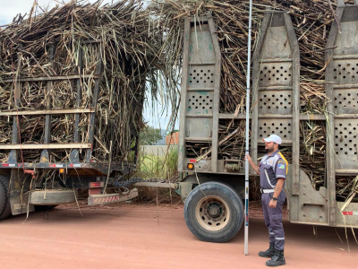 Emtransfi fiscaliza para coibir excesso de carga em caminhões de cana