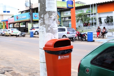 Área central de SFI ganha lixeiras nos postes