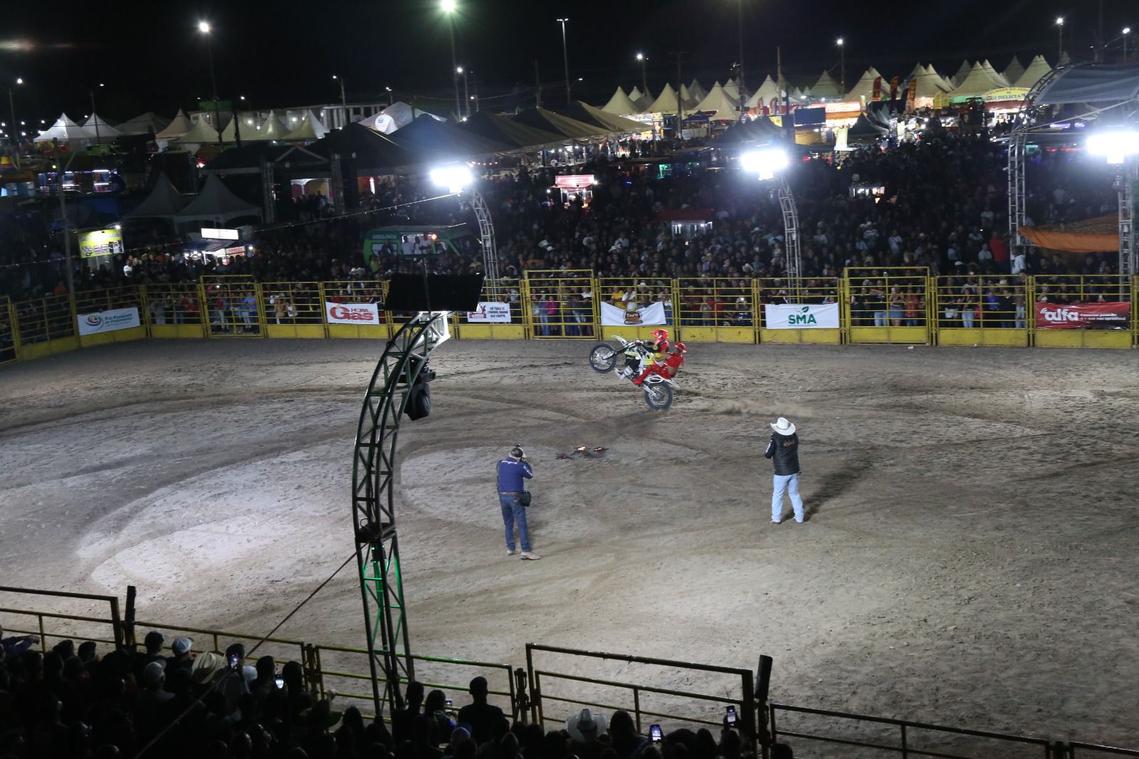 Prefeitura Municipal de São Francisco de Itabapoana - Só Pra Contrariar e  Cia de Rodeio Tony Nascimento na segunda noite da 38ª ExpoAgro