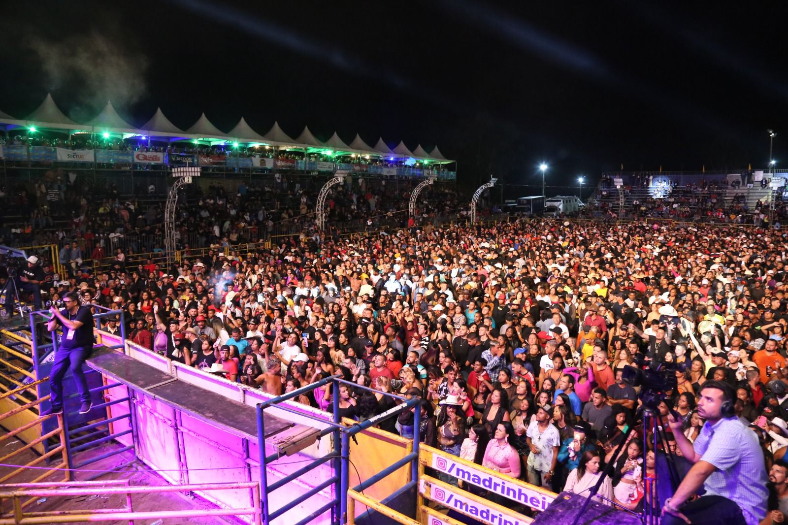 Prefeitura Municipal de São Francisco de Itabapoana - Só Pra Contrariar e  Cia de Rodeio Tony Nascimento na segunda noite da 38ª ExpoAgro