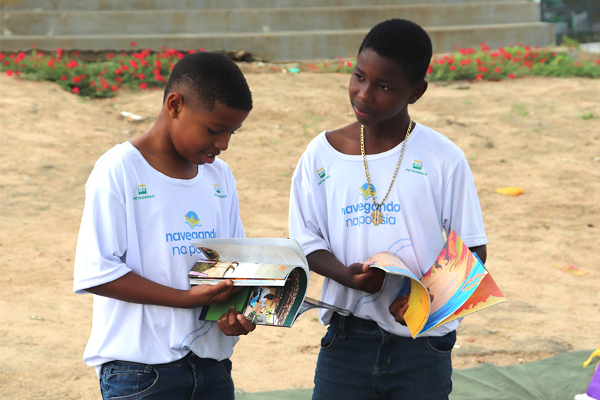 NAVEGANDO NA POESIA DESERTO FELIZ