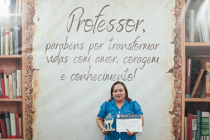 PROFESSORA SENDO HOMENAGEADA