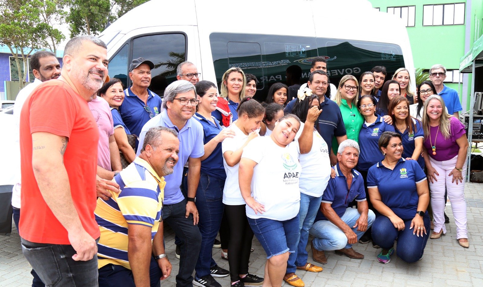 Prefeita entrega vans para Apae e Arco íris de Luz ASCOM SFI Wagner Fraga 3