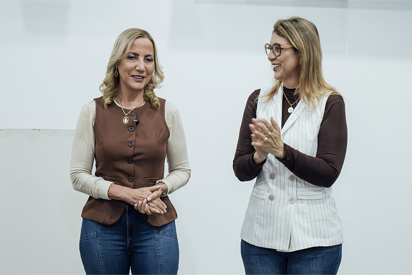 YARA E CLAUDINEIA EMPILHADEIRA