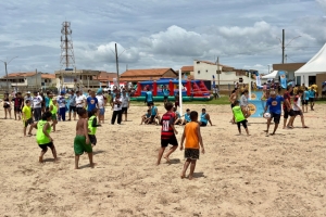 Ídolos do futebol encantam crianças e adultos em Santa Clara