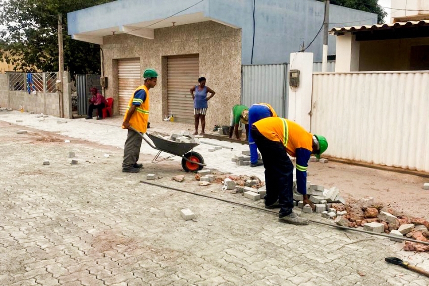 Pavimentação de ruas em Travessão de Barra chega a mais de 2 km