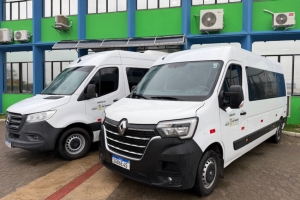 Saúde reforça frota com duas novas vans para transporte de pacientes