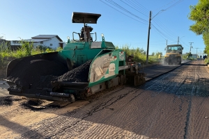 Prefeitura realiza recapeamento em mais uma rua do Centro