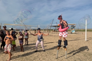 Bolhas de sabão gigantes encantam público nas areias de Santa Clara