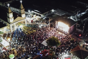 Yasmim Santos lota a praça de Gargaú e encanta o público