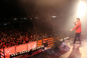 Cantor Léo Magalhães no encerramento da edição de 2022 da ExpoAgro