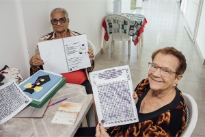 Projeto ABC resgata autoestima de idosos, que aprendem a ler e escrever