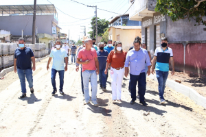 Prefeita acompanha andamento da pavimentação da Rua Maximiliano de Andrade, em Gargaú