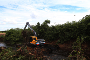 Programa Limpa Rio realiza limpeza no Rio Guaxindiba