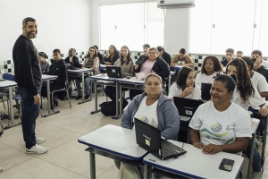 E.M.M. Herval Luiz dos Santos conta com 1º laboratório de informática móvel