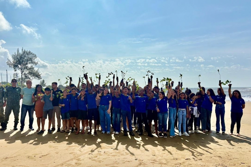 Meio Ambiente realiza plantio de vegetação nativa em Guaxindiba