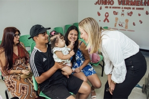 Prefeita visita unidades de saúde para ouvir população e reforçar compromisso com atendimento humanizado