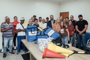 Escolinhas de futebol ganham kits esportivos