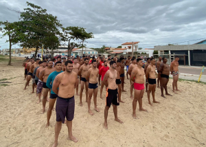Candidatos a guarda-vidas participam da prova de natação em Guaxindiba