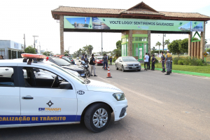 Panfletagem conscientiza motoristas no Portal de entrada da cidade