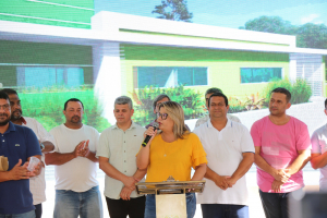 Prefeita assina ordem de serviço para construção de escola em Imburi